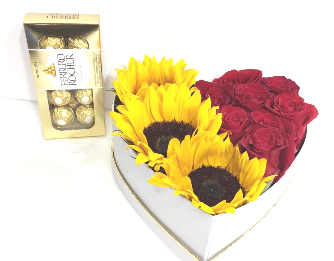 Caja corazn con 3 girasoles y 8 rosas ecuatorianas y Bombones Ferrero Rocher 100 Gramos